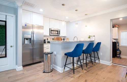 Bellevue House | Stylish, Bright & Comfy ★ Near MGM Casino, Parking