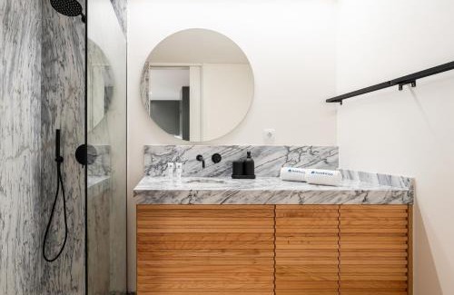 Aldoar Apartment | Stylish & Bright Flat with Balcony by HostWise