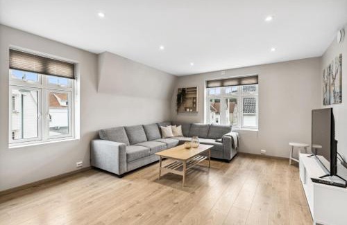 Egersund Apartment | Stylish & Bright Penthouse - Office - 5 Star Location!