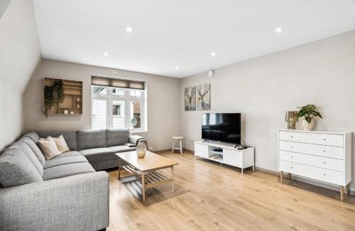 Egersund Apartment | Stylish & Bright Penthouse - Office - 5 Star Location!
