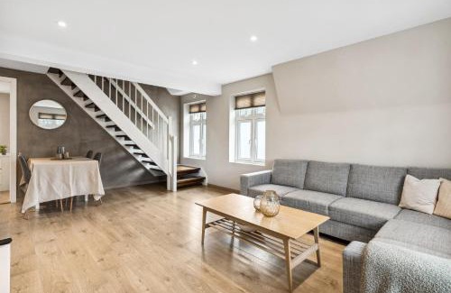 Egersund Apartment | Stylish & Bright Penthouse - Office - 5 Star Location!