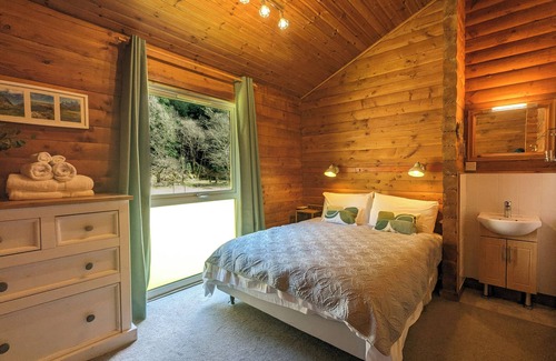 Rashfield Cabin | Stylish, Comfy & Cosy log cabin in National Park, dogs & families welcome!