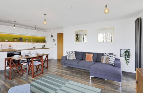 Limehouse Apartment | Stylish Canal-Side 2BedRoom with Balcony - 5min to Canary Wharf
