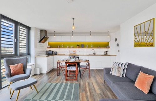 Limehouse Apartment | Stylish Canal-Side 2BedRoom with Balcony - 5min to Canary Wharf