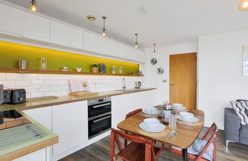 Limehouse Apartment | Stylish Canal-Side 2BedRoom with Balcony - 5min to Canary Wharf