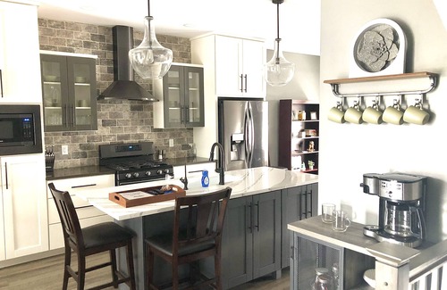 West Central House | Stylish & Central Townhome-Perfect for Groups!