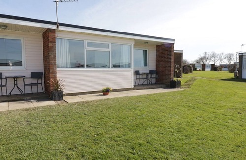 Great Yarmouth Ski Chalet | Stylish Chalet Complex 5 min stroll to Scratby Beach/convenient for the Broads
