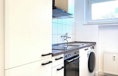 Vahrenwald Apartment | Stylish city apartment I WiFi I movie screen I balcony I central