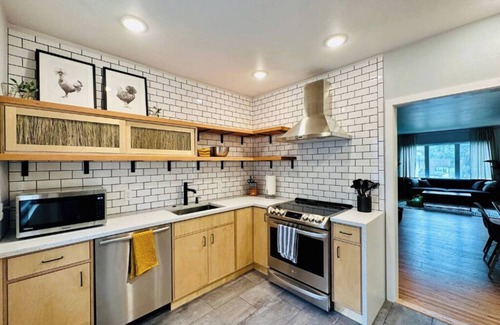 Folsom's Addition House | Stylish City Escape : Spacious, Comfy & Close to Everything