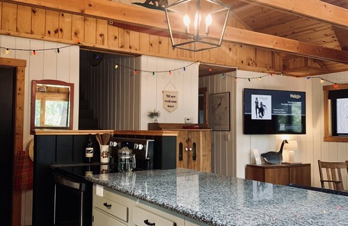 Strawberry Cabin | Stylish, CLEAN and cozy Cabin in Pinecrest Lake/Strawberry