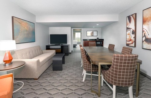 Park Central Hotel | Stylish Comfort Near Downtown | Gym, WiFi & Free Breakfast