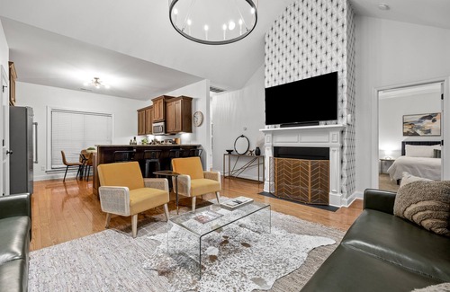 North Chattanooga House | Stylish & Comfy ~ 5★ Location ~ Game Room ~ Decks!