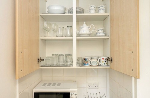 Wanstead Apartment | Stylish & Cosy Sought After Apt with Free Parking