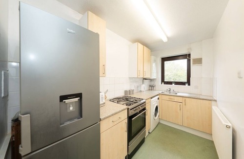 Wanstead Apartment | Stylish & Cosy Sought After Apt with Free Parking
