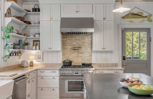 Charleston House | Stylish Cottage w/Gourmet Kitchen, Screened Patio & Gameroom — 7 mins from dt!