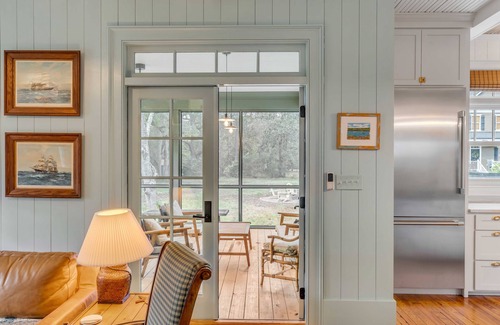 Charleston House | Stylish Cottage w/Gourmet Kitchen, Screened Patio & Gameroom — 7 mins from dt!