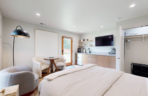 Myrtle Creek Hotel | Stylish cottage with river views, central location, & modern amenities