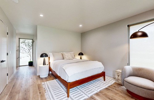 Myrtle Creek Hotel | Stylish cottage with river views, central location, & modern amenities