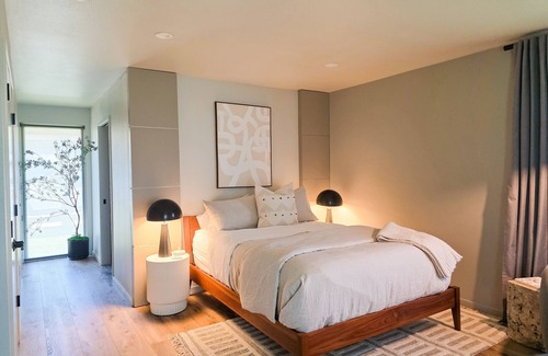 Myrtle Creek Hotel | Stylish cottage with river views, central location, & modern amenities