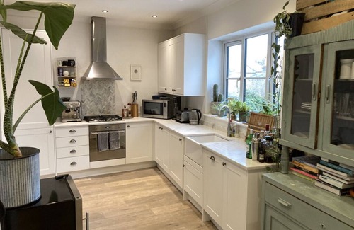 Hackney Wick Apartment | Stylish, cozy 1-bed flat, 2 minutes walk from Victoria Park