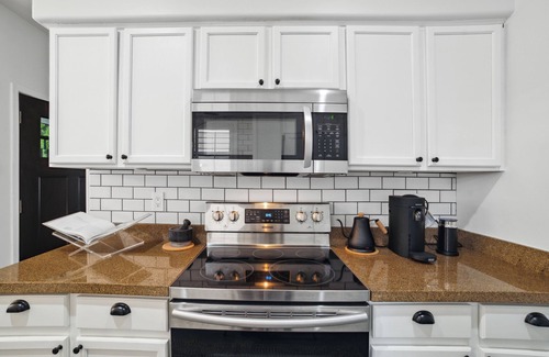 Governmental Mall House | Stylish & Cozy Downtown Home ~ Yard ~ Parking + EV~ Near DTPHX attractions