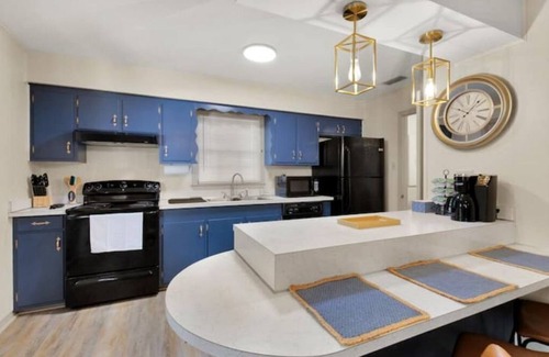 Mobile House | Stylish & Cozy Midtown Home away from Home