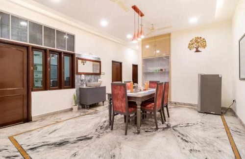 Jaipur District House | Stylish & Cozy Retreat with Jacuzzi