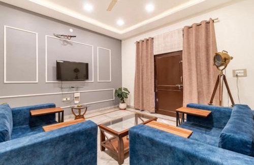 Jaipur District House | Stylish & Cozy Retreat with Jacuzzi