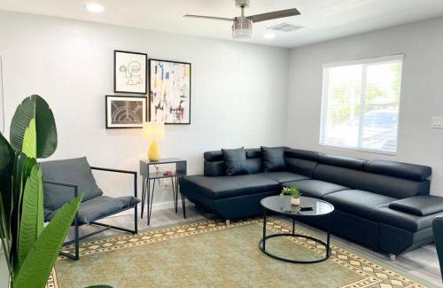 Jen Tilly Terrace Villa | Stylish Cozy Townhouse with King Bed & Parking Near Arizona State University, Mill Avenue & Tempe Downtown