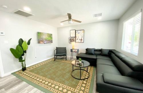 Jen Tilly Terrace Villa | Stylish Cozy Townhouse with King Bed & Parking Near Arizona State University, Mill Avenue & Tempe Downtown