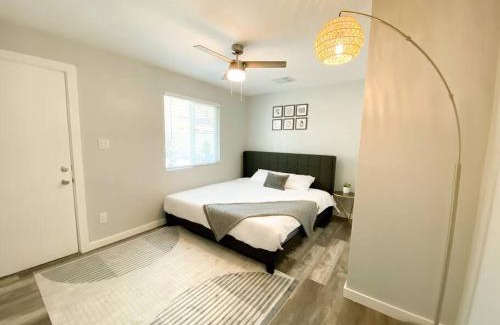 Jen Tilly Terrace Villa | Stylish Cozy Townhouse with King Bed & Parking Near Arizona State University, Mill Avenue & Tempe Downtown