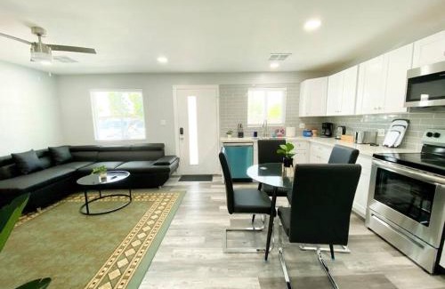 Jen Tilly Terrace Villa | Stylish Cozy Townhouse with King Bed & Parking Near Arizona State University, Mill Avenue & Tempe Downtown