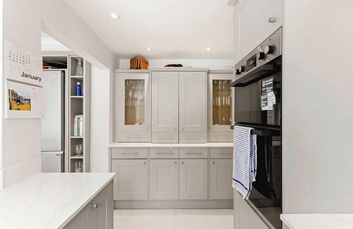 Winchcombe House | Stylish Design-Spacious-Open Fire-2-Parking Spaces