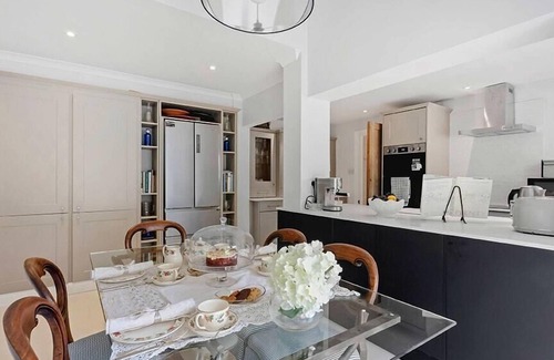Winchcombe House | Stylish Design-Spacious-Open Fire-2-Parking Spaces