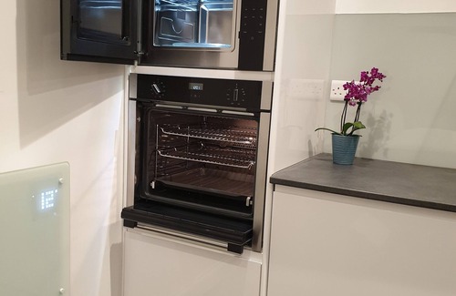 Filton Apartment | Stylish detached studio with a wet room, Satellite TV & other amenities 😀