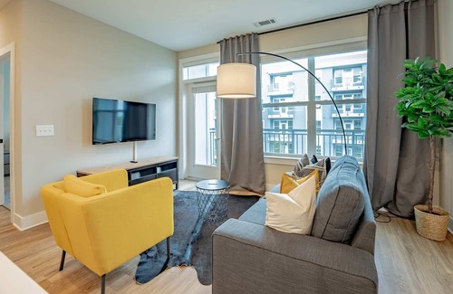 Summerhill Apartment | Stylish Downtown Deluxe Apartment W/Pool & Parking