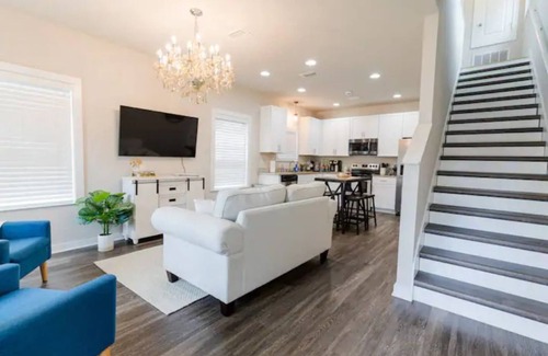 Downtown House | Stylish Downtown Home: steps away from all downtown hotspots