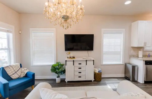 Downtown House | Stylish Downtown Home: steps away from all downtown hotspots