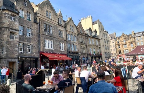 Old Town Apartment | Stylish Edinburgh Apartment Beside Edinburgh Castle