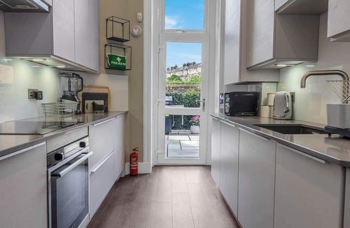 Bonnington Apartment | Stylish Elegance in City's Heart