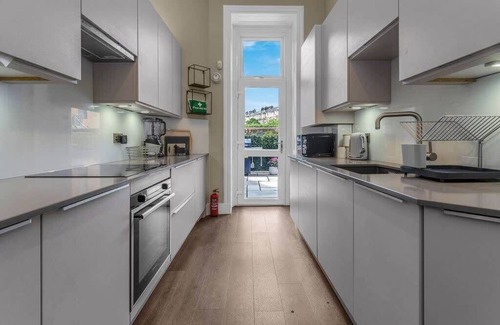 Bonnington Apartment | Stylish Elegance in City's Heart