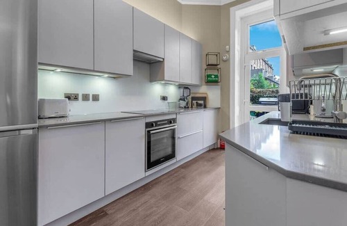 Bonnington Apartment | Stylish Elegance in City's Heart