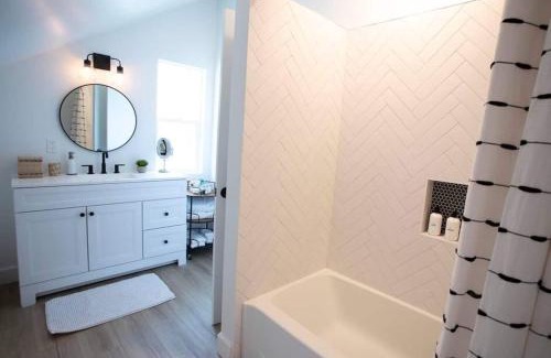 Loma Portal House | Stylish, Elegant, Modern, King Bed