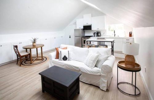 Loma Portal House | Stylish, Elegant, Modern, King Bed
