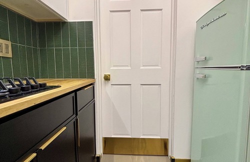 Evanston Apartment | Stylish Emerald City Inspired Studio with Parking; Quiet Evanston Retreat