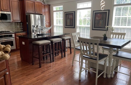 Smyrna House | Stylish end unit townhome in the heart of Vinings. Close to shops & restaurants