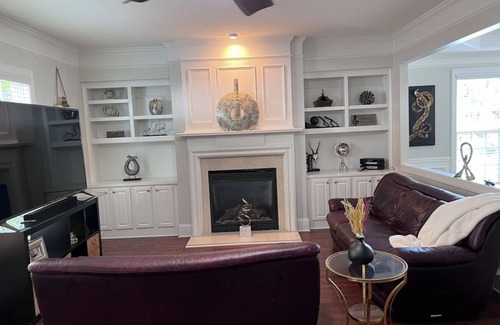 Smyrna House | Stylish end unit townhome in the heart of Vinings. Close to shops & restaurants