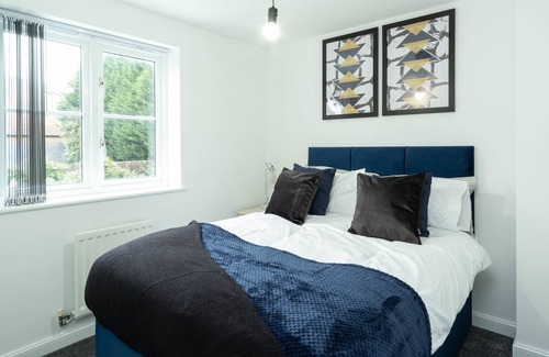 Birmingham House | Stylish Executive Home No96 - A beautiful and modern 5 bedroom house featuring 3 en-suites