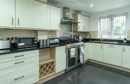 Birmingham House | Stylish Executive Home No94 - A stunning and modern 5 bedroom house featuring 3 en-suites