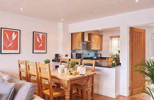 South Cerney Cottage | Stylish family-friendly waterfront retreat on Spring Lake in the Cotswold Water Park